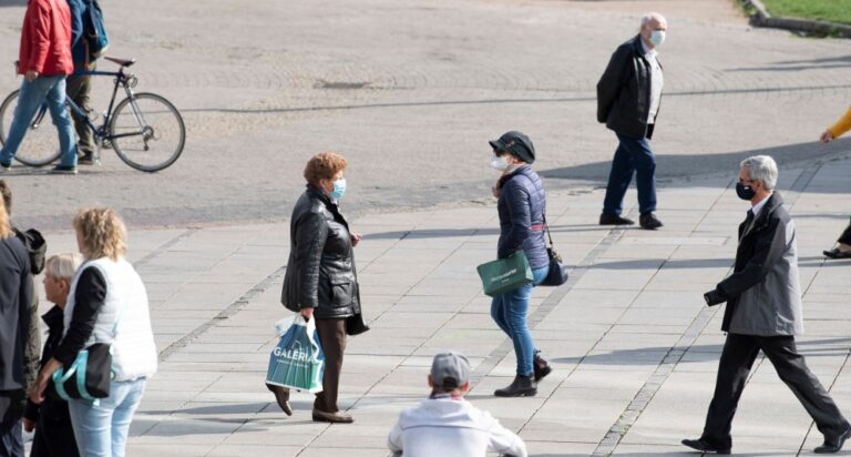 السلالات الجديدة تزيد من انتشار فيروس كورونا في أنحاء أوروبا