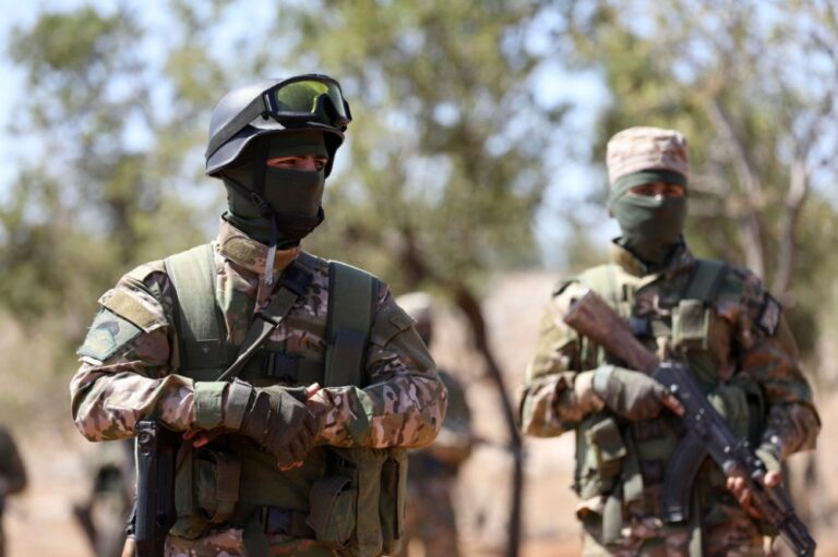 أثناء ملاحقة خلية للتنظيم.. قتلى وجرحى بينهم مدنيون في إدلب