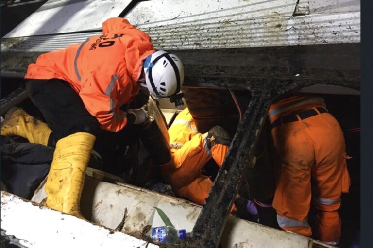 حافلة إندونيسية تسقط في واد ضيق مخلفة 27 قتيلا