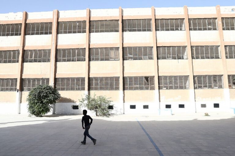 تجميد الرواتب أسلوب جديد لتجنيد معلمي الرقة