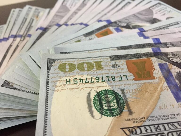 تراجع كبير للدولار في مناطق سيطرة النظام