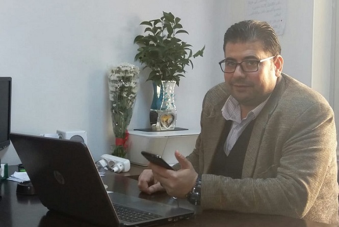 لاجئ سوري يقدم خدمات مجانية للسوريين بسيارته الخاصة في مدينة أورفا