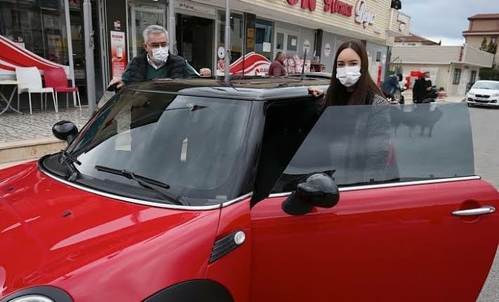 تركي يهدي ابنته سيارة من مدخرات أموال التدخين