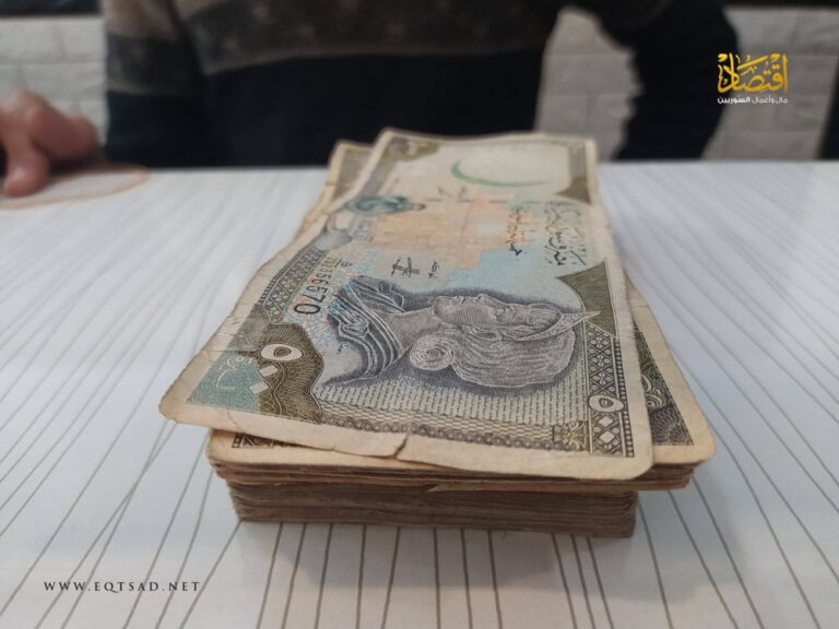 الليرة تخسر ثُلثَي مكاسب الخميس