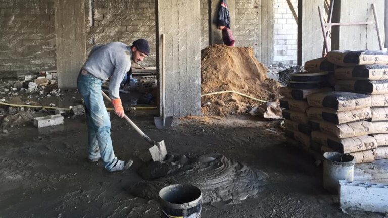 هل يستطيع سوريو لبنان الإضراب عن العمل؟