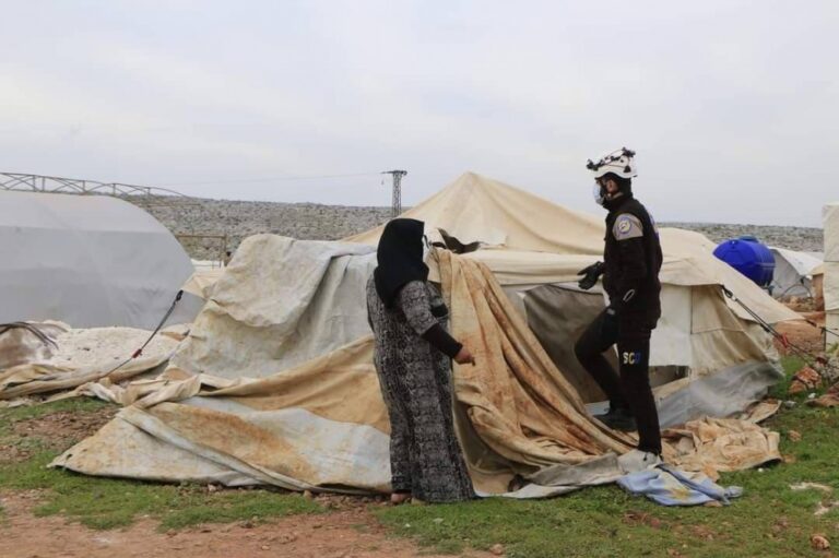 عاصفة هوائية تعمّق معاناة السوريين في المخيمات