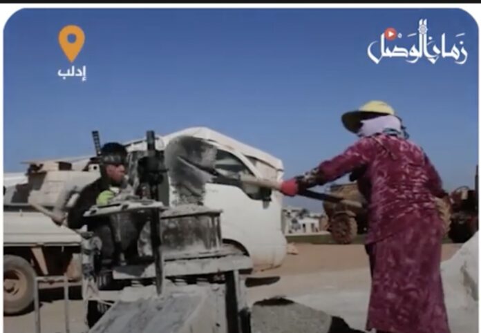 فيديو... أم سورية تعيل أطفالها بالعمل في الطوب الإسمنتي