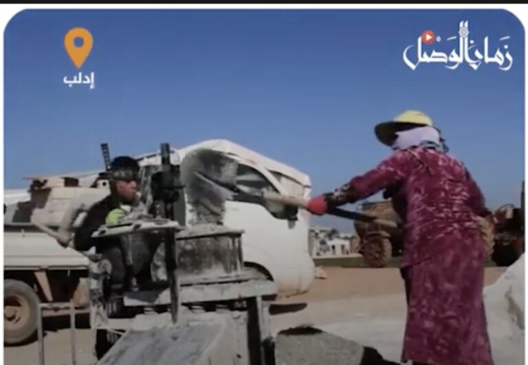 فيديو… أم سورية تعيل أطفالها بالعمل في الطوب الإسمنتي