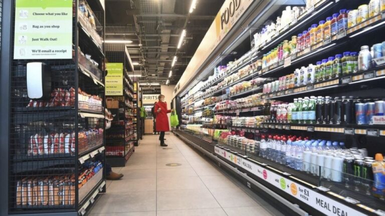 أمازون تفتتح متجرا بدون صرافين في لندن