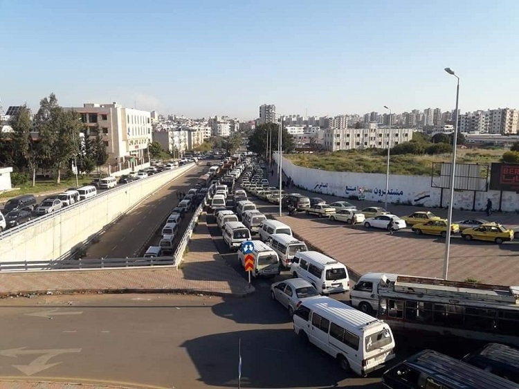 النظام يخفض مخصصات السرافيس في طرطوس 50 بالمئة
