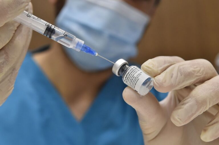 لبنان يتسلم نحو 54 ألف جرعة من لقاح بيونتيك ـ فايزر