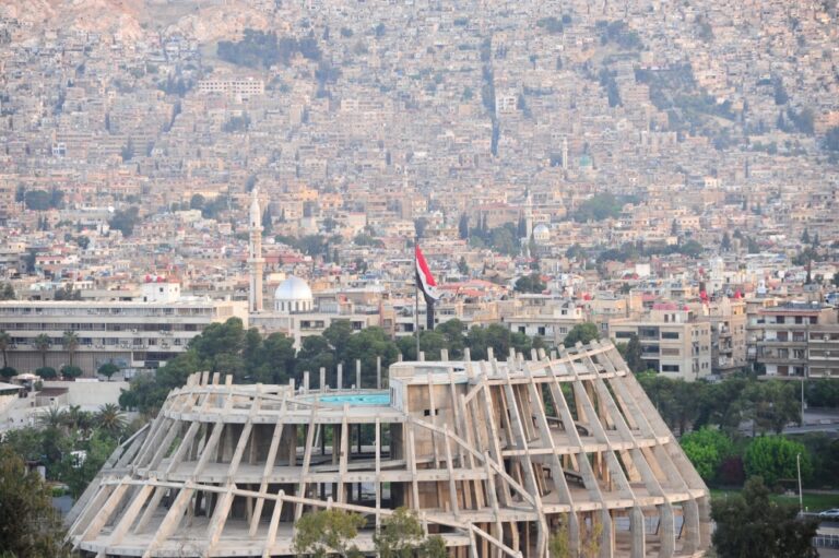 قانون البيوع العقارية.. منشار جديد على رقاب السوريين