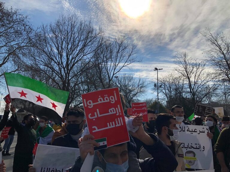 صور.. مئات السوريين يعيدون للثورة سيرتها الأولى في اسطنبول
