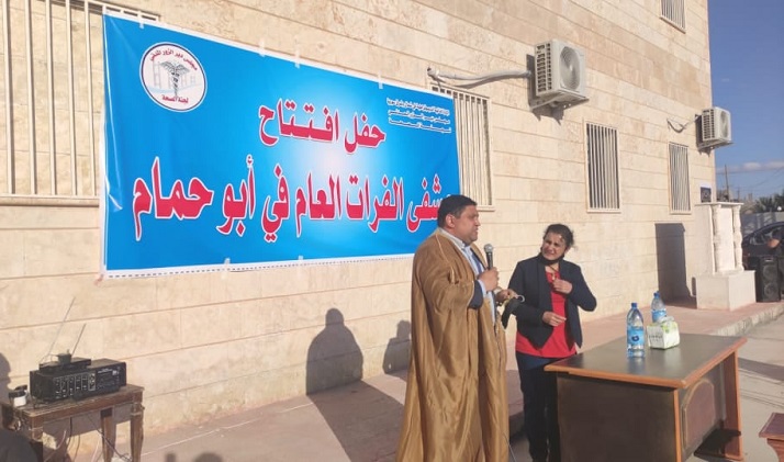 مسؤول أمريكي يتجول في دير الزور بعباءة عربية