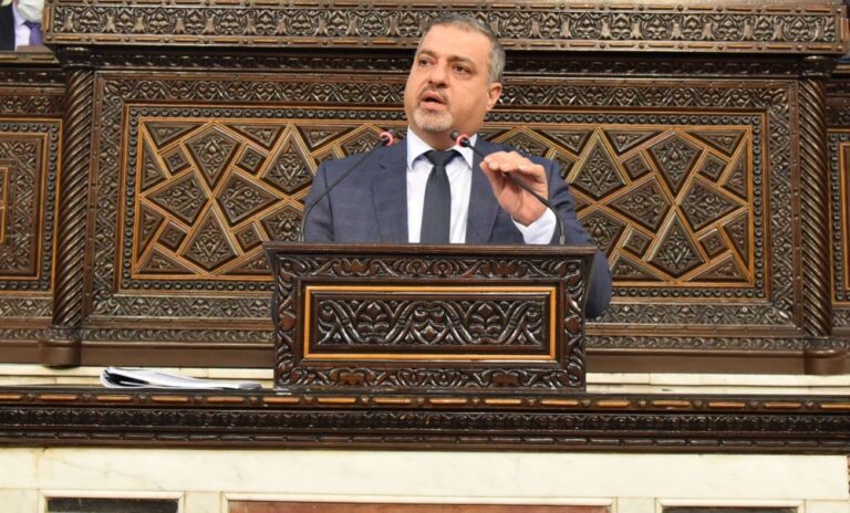 انتقده الخبراء.. وزير مالية النظام يدافع عن قانون البيوع العقارية الجديد