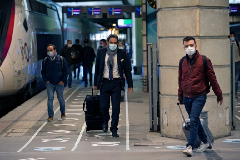 زيادة مصابي كورونا المتحور قد يفرض إغلاقا جديدا على باريس