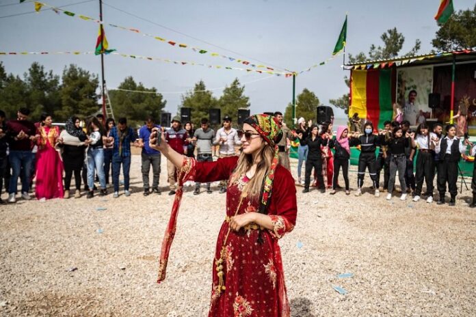 صور.. أكراد سوريا يحتفلون بعيد النوروز