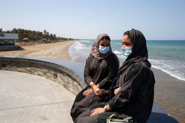 سلطنة عمان تفرض قيودا جديدة لمواجهة كورونا