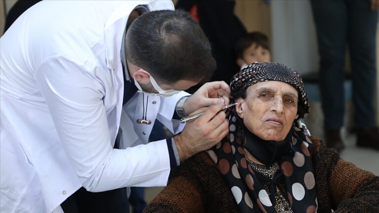 قطر الخيرية توزع أجهزة سمع لمرضى سوريين بتركيا