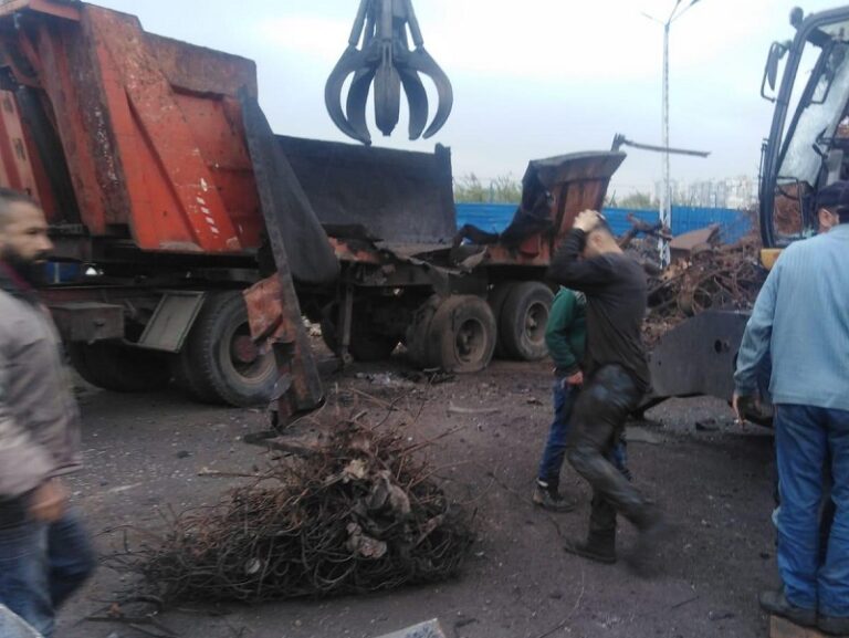 صاروخ داخل حاويات خردة مهربة من سوريا يقتل لبنانيا ويجرح 4 آخرين