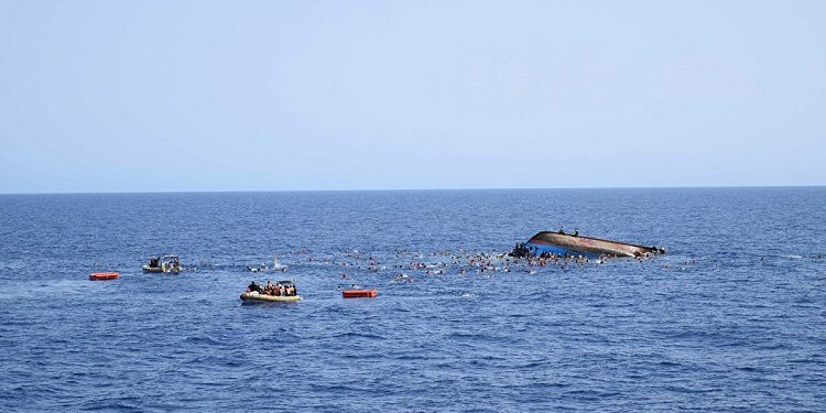 مصرع 14 مهاجرا أفريقيا بعد غرق قاربهم قبالة ساحل تونس