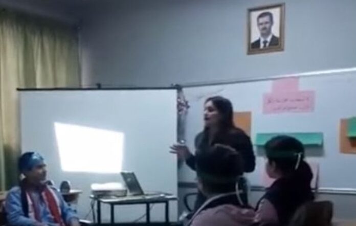 فيديو.. مُدّرسة موالية تقدم مسرحية فاشلة في حب القائد