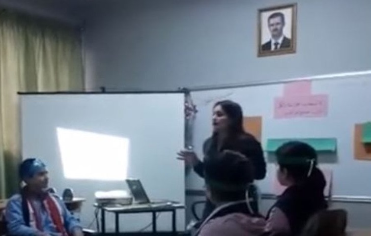 فيديو.. مُدّرسة موالية تقدم مسرحية فاشلة في حب القائد