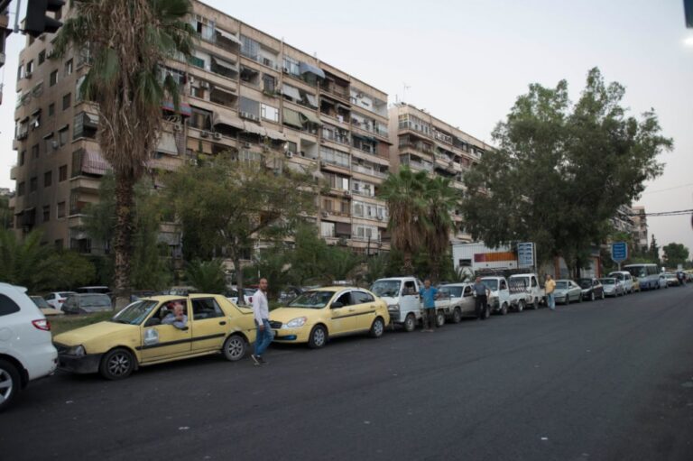 صحيفة موالية: الطوابير على الكازيات أصبحت بالكيلومترات