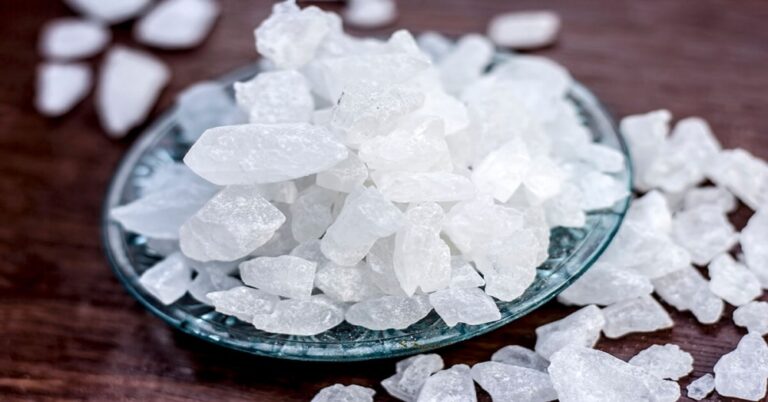 ظنوه سكر نبات.. تسمم 11 طالباً في بانياس بعد تناولهم النفتالين