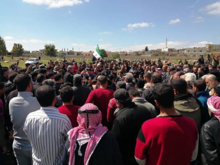 لليوم الثاني على التوالي.. أهالي درعا البلد يخرجون في مظاهرات مناهضة للأسد