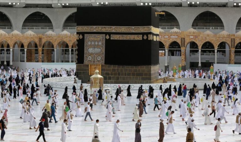 السعودية تفرض غرامة على المعتمرين وزائري الحرم دون تصريح خلال رمضان
