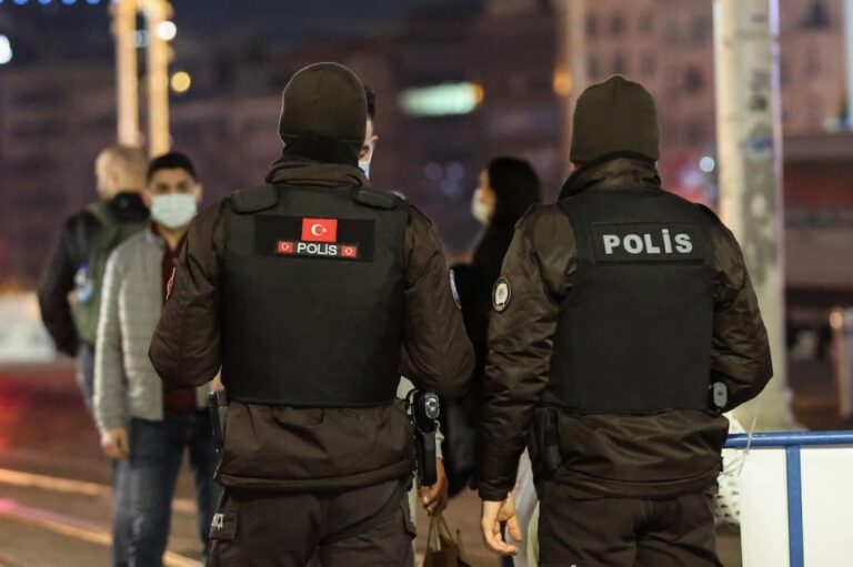 تركيا.. توقيف 10 مشتبهين من موقعي بيان الضباط المتقاعدين