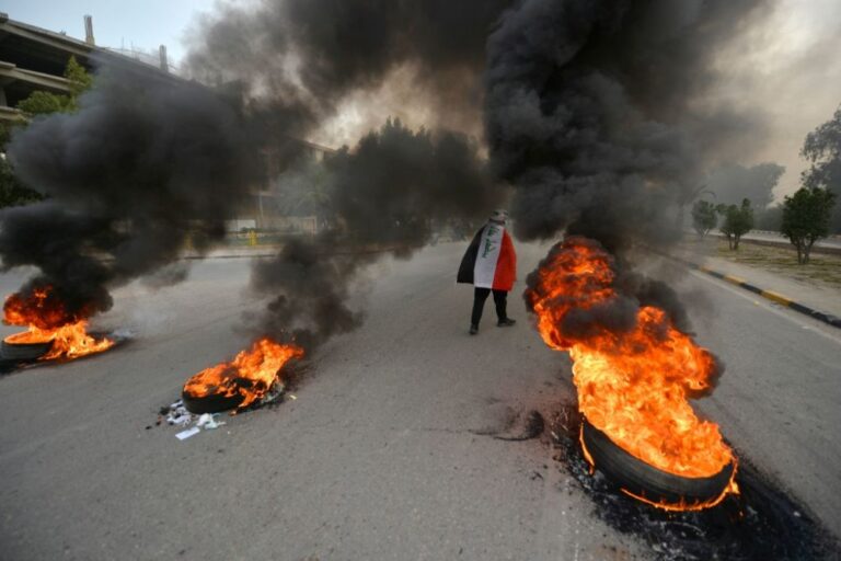 احتجاجات في العراق وشبان يغلقون جسورا وشركة نفطية جنوبي البلاد