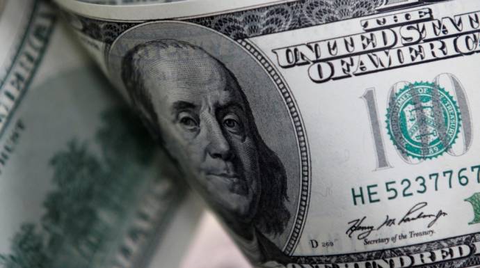 النظام يسمح ببيع الدولار للمستوردين بسعر أقل بقليل من السوق السوداء