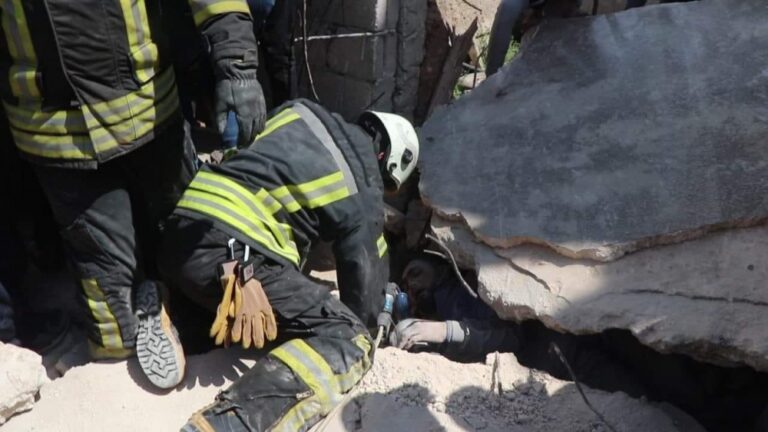مقتل طفل جرّاء انهيار مبنى سكني غربي حلب