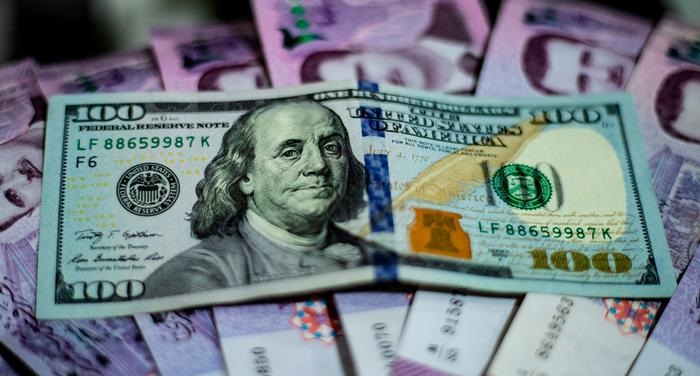 حكومة النظام تسمح ببيع الدولار للتجار بسعر يعادل ضعفي الرسمي
