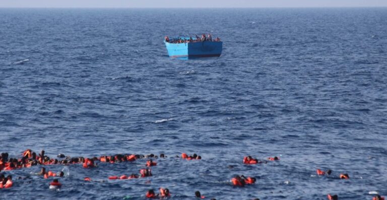 مصرع 41 مهاجرا في غرق قارب قبالة السواحل التونسية