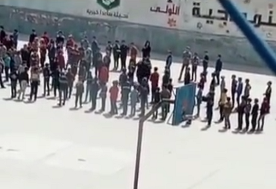 تربية إدلب تفصل مدرسا عاقب الطلاب في باحة مدرسة بشكلٍ جماعي