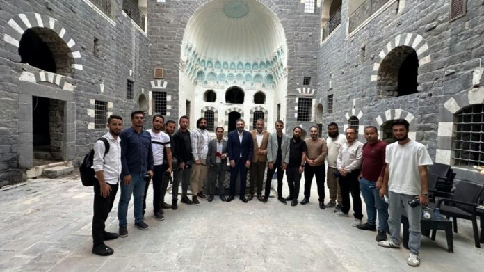 وزير الثقافة يهرع إلى حمص لزيارة قصر الزهراوي برفقة 15 إعلامياً وناشطاً ومؤثراً