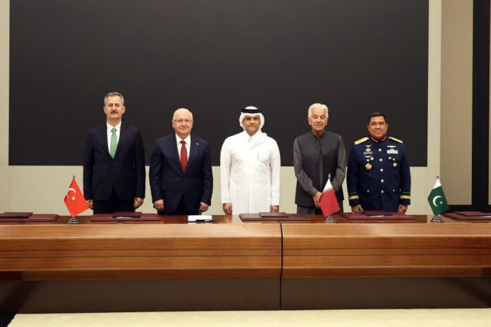 تركيا وقطر وباكستان وإندونيسيا توقع مذكرة بدر للتعاون الدفاعي