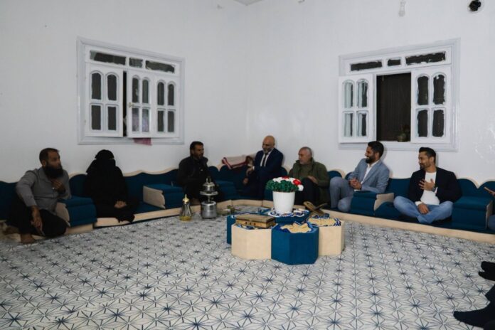محافظ حمص ورئيس نادي الوحدة يزوران عائلة الشهيد عبد الباسط الساروت للاعتذار عن إساءات جماهيرية